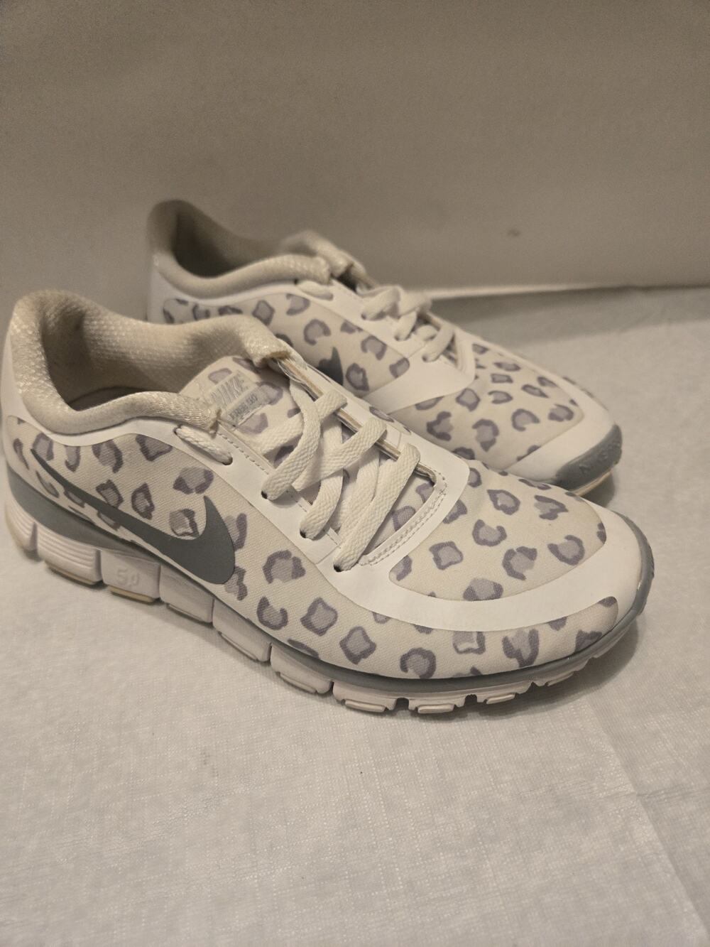 Nike Free 5.0 V4 Running Shoes White/ Gray Cheetah Print Womens Size 8